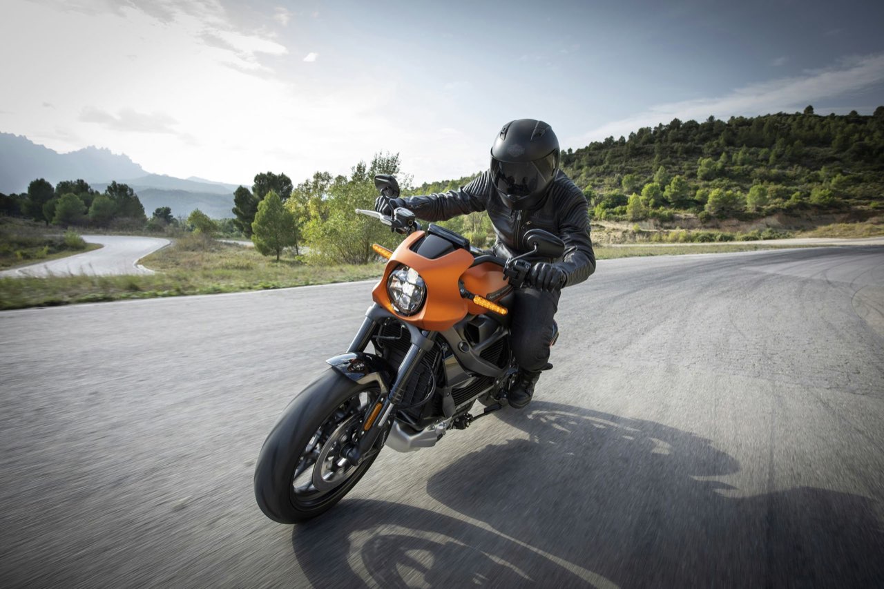 Motociclista en carretera — refacciones SELEM