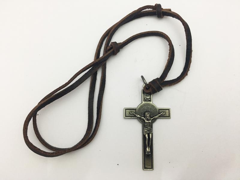 ACCESORIO COLLAR DE PIEL CON ADORNO CRUZ DE SAN BENITO