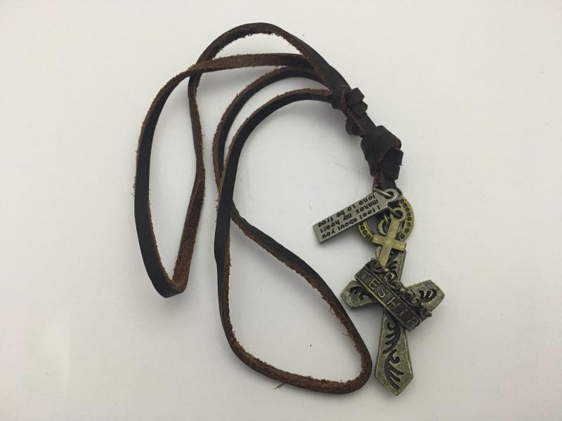 ACCESORIO COLLAR DE PIEL CON ADORNO CRUZ Y ANILLO