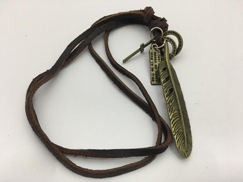 ACCESORIO COLLAR DE PIEL CON ADORNO PLUMAS