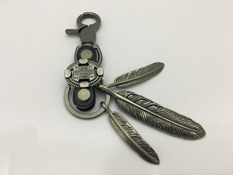 LLAVERO CON ACCESORIOS METALICOS