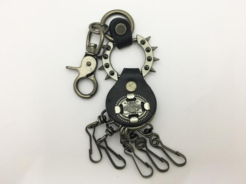 LLAVERO DE PIEL CON ACCESORIOS METALICOS BIKERS