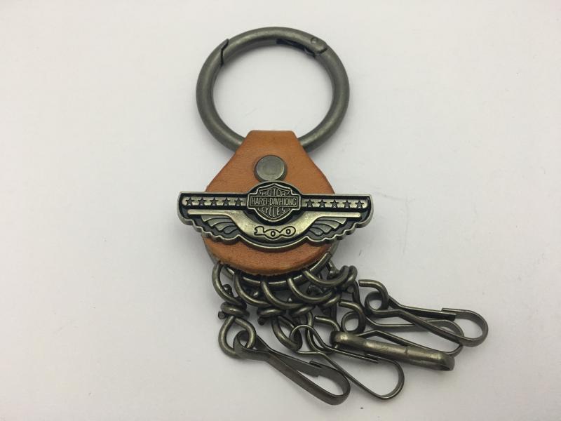 LLAVERO DE PIEL CON ACCESORIOS METALICOS BIKERS