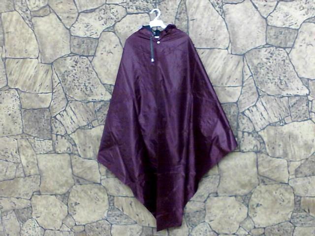 IMPERMEABLE TIPO CAPA VINO