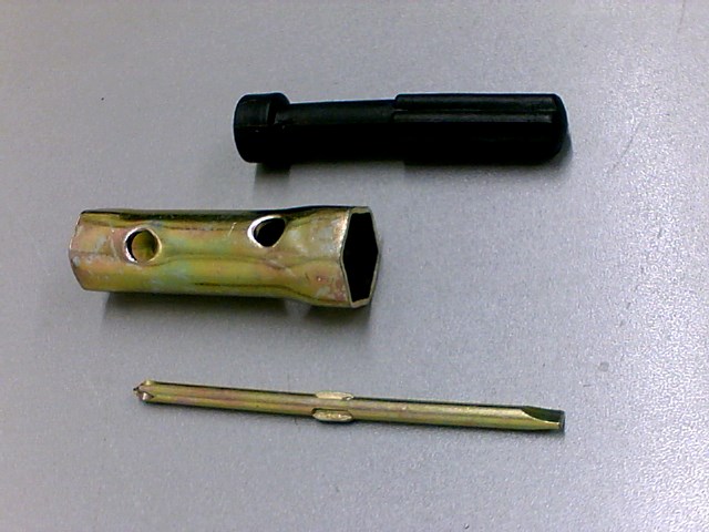 LLAVE 16 MM. Y 18 MM. / LLAVE PARA BUJIAS # 16 (BUJIAS: C-7 Y D8)