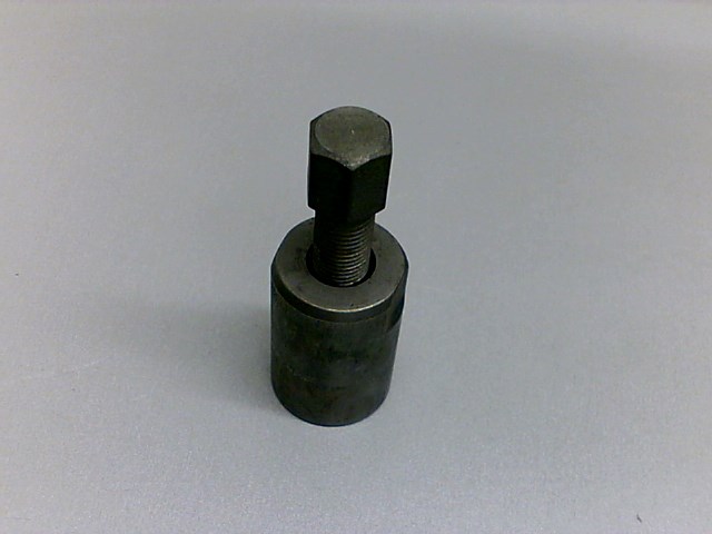 EXTRACTOR MAGNETO SEMI110/MOTONETA/TRABAJO 125 150(EL TORNILLO CENTRAL SIRVE A 125 150 TRABAJO)